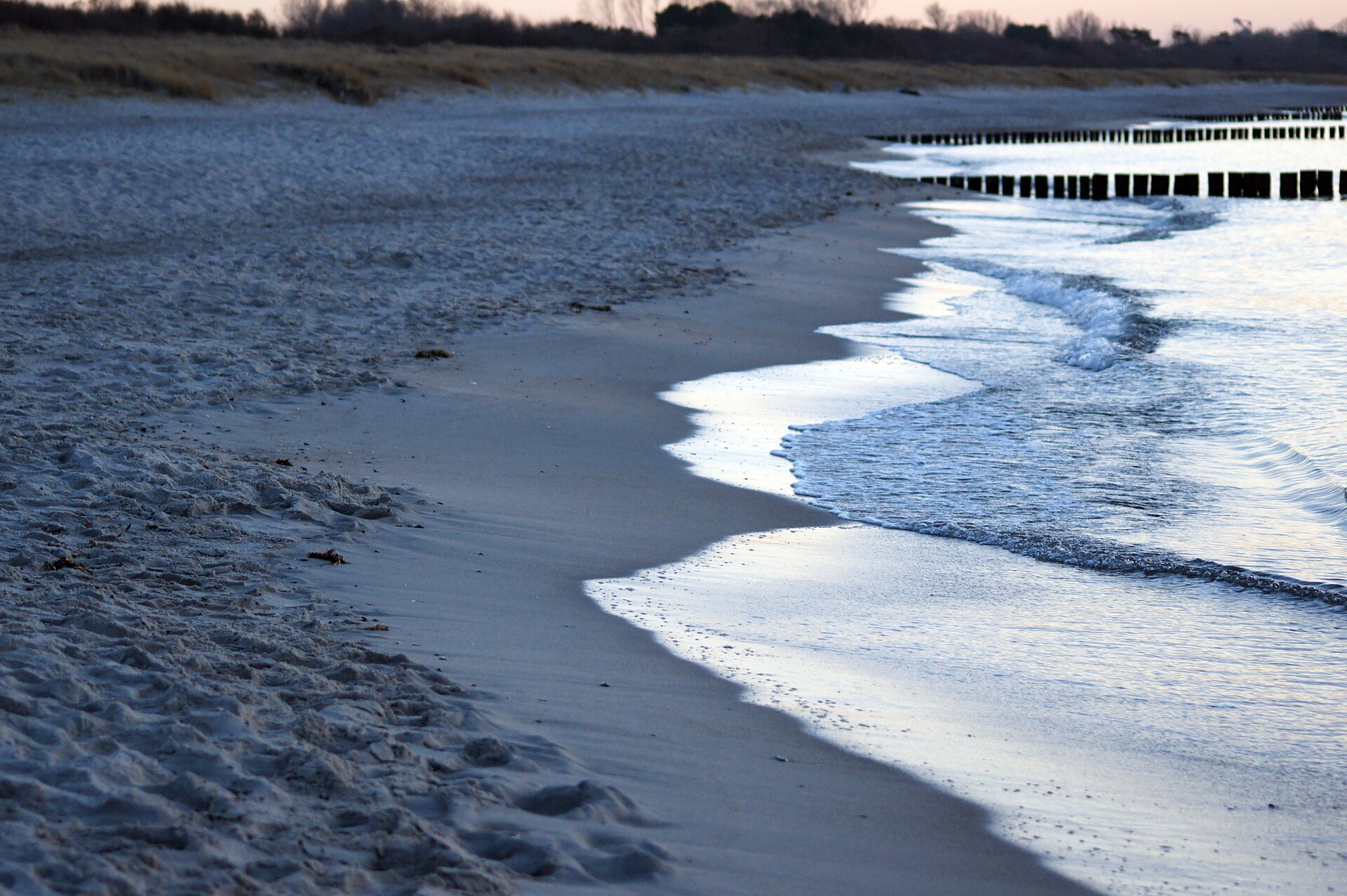 Weiter Ostseestrand mit Wellen bei Hohe Düne nahe Rostock