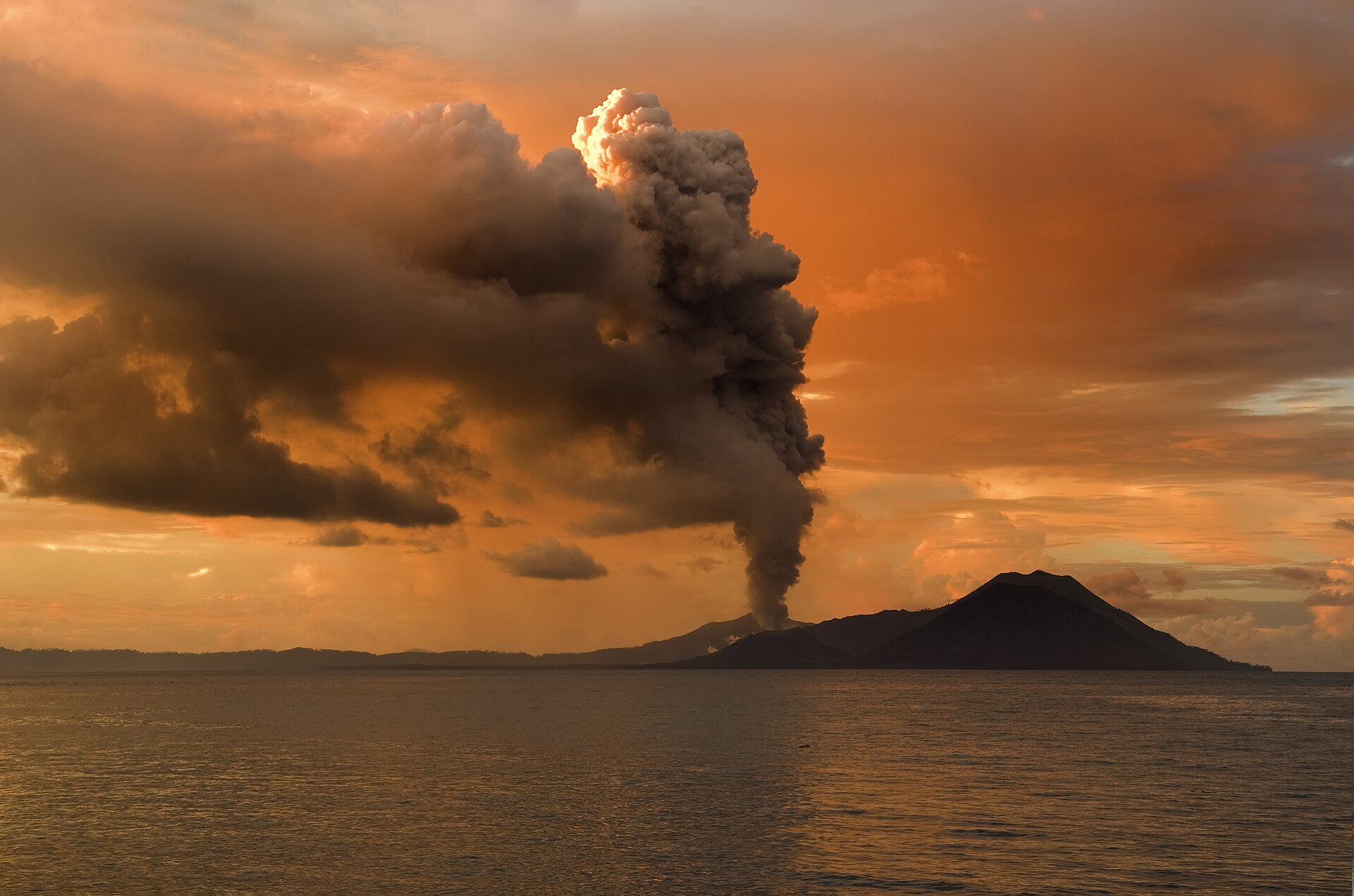 Der aktive Vulkan Tavurvur bei Rabaul auf New Britain
