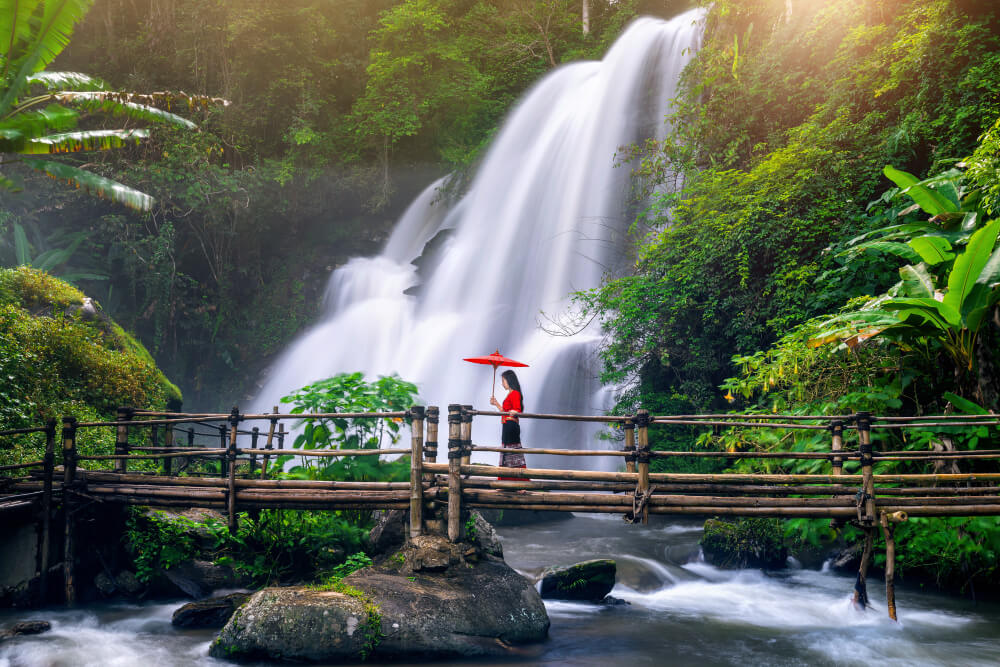 Wasserfall und üppiges Grün im tropischen Inselinneren Sri Lankas